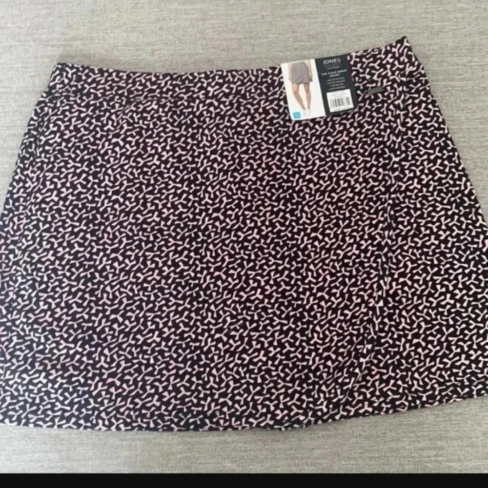 Jones New York Burgundy and Light Pink Printed Skort